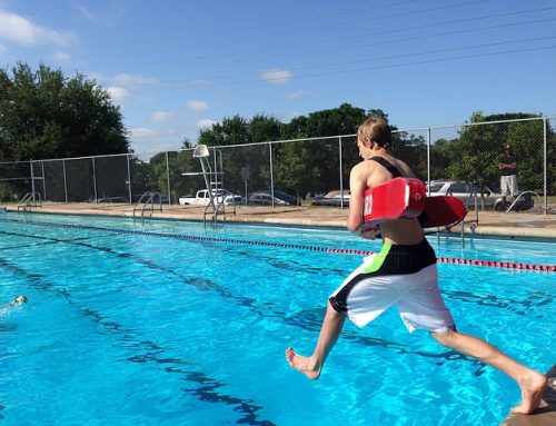 ¿Debes contratar a un socorrista para la piscina de tu comunidad de vecinos?