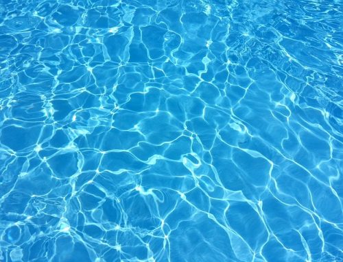 ¿Sabías que ducharte antes de bañarte en la piscina comunitaria ahorra agua?